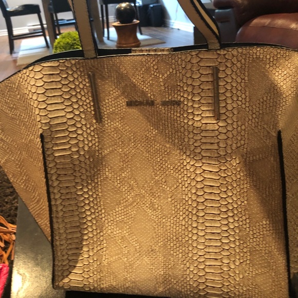 Purses - Picture 6 of 9